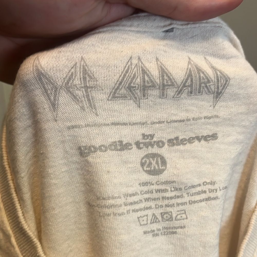 Def Leppard Cream In Color Pyromania 1983 Graphic Shirt - Picture 8 of 8